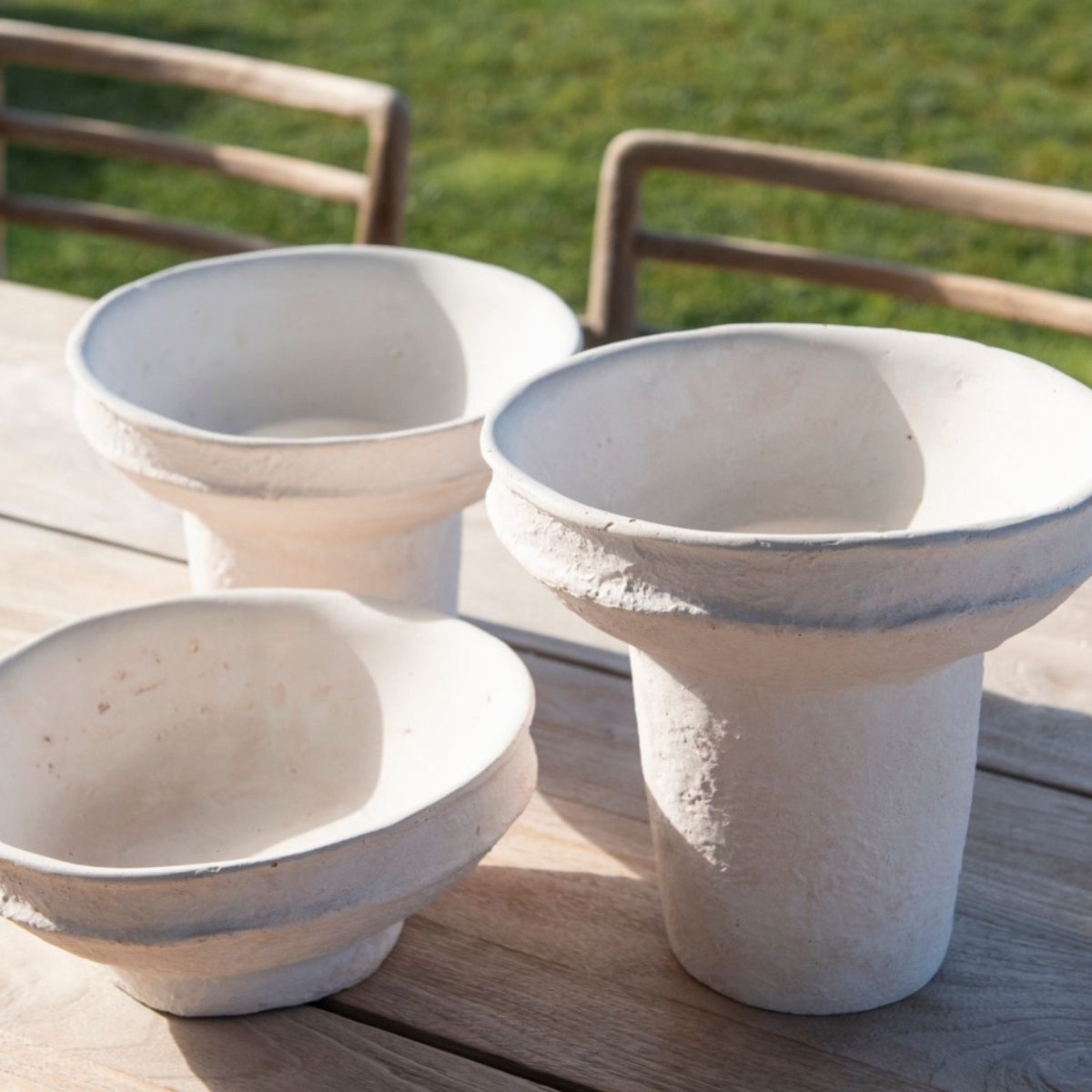 Jarrón decorativo blanco de cemento