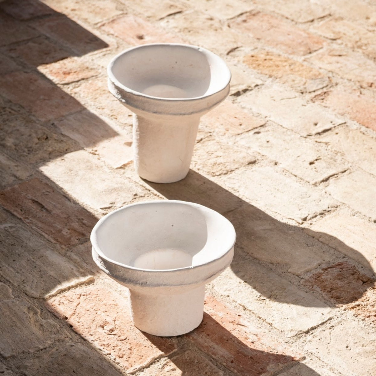 Jarrón decorativo blanco de cemento