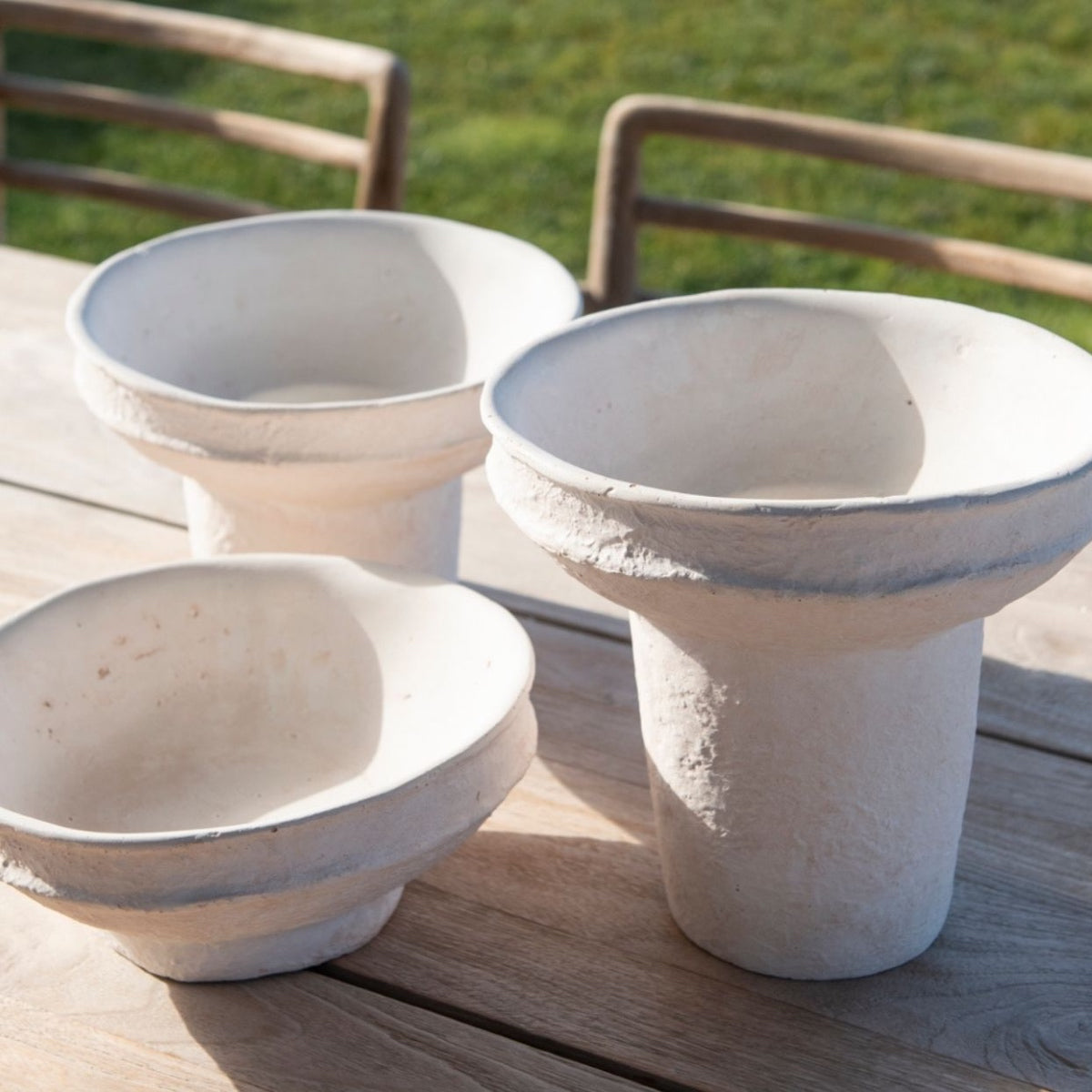 Jarrón decorativo blanco de cemento estilo moderno