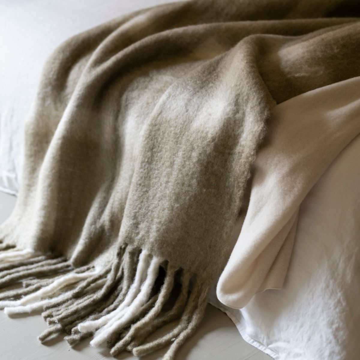 Manta de cuadros beige de lana para sofá