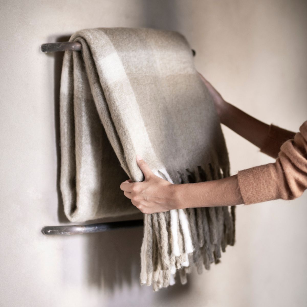 Manta de cuadros beige de lana para sofá