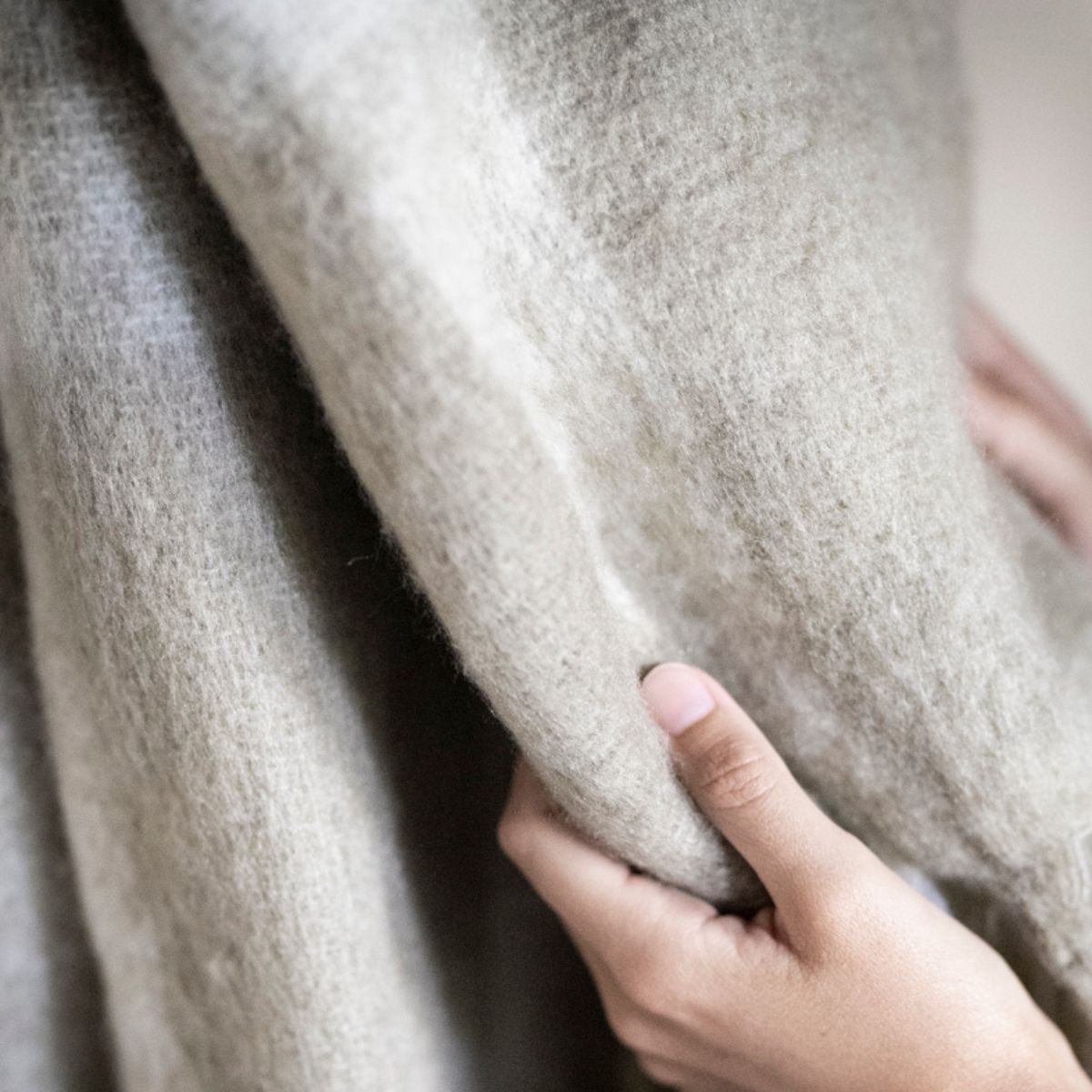 Manta de cuadros beige de lana para sofá