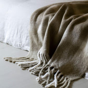 Manta de cuadros beige de lana para sofá