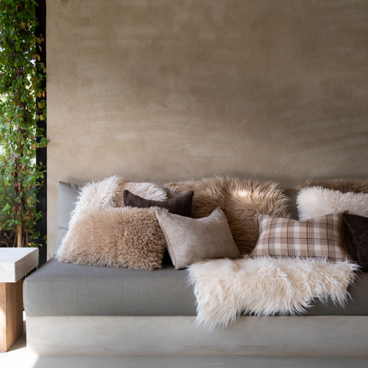 Cojín beige de pelo Mongolian 40x60