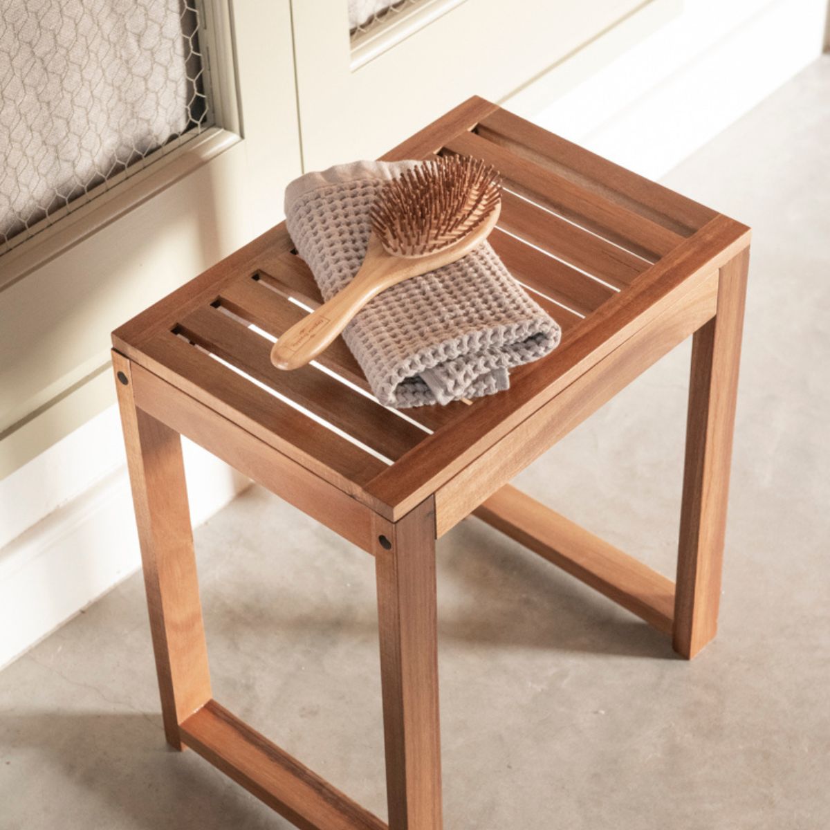 Taburete de baño de madera rústico