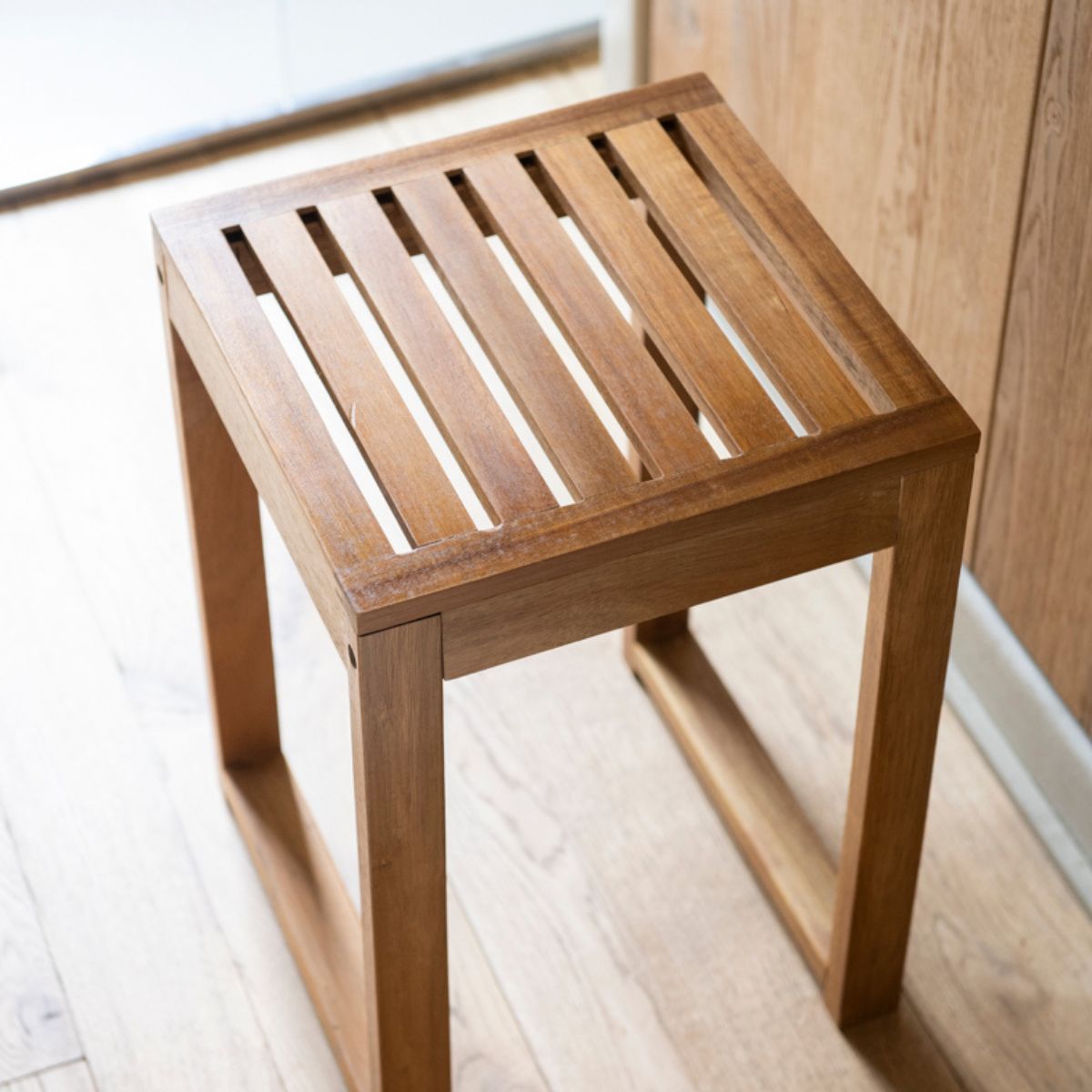 Taburete de baño de madera