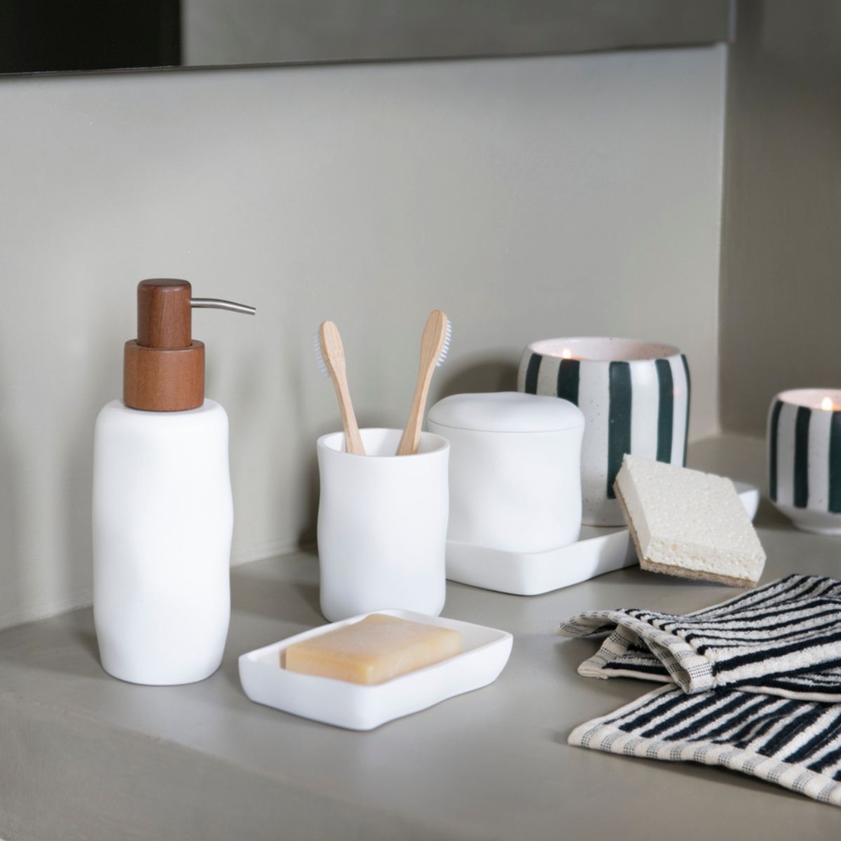 Dispensador de baño blanco de resina