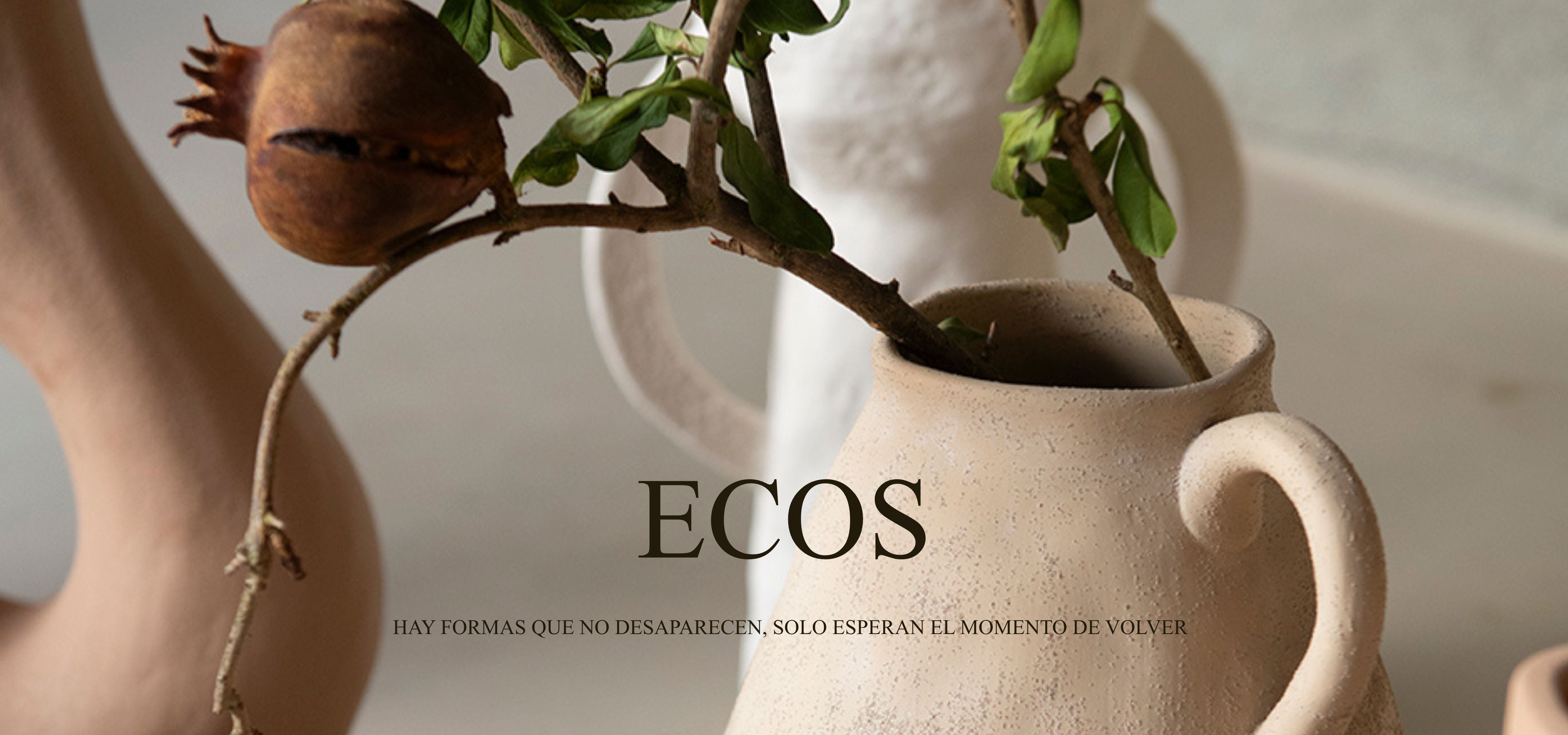 Banner con letras sobre foto de jarrón beige con rama seca encima