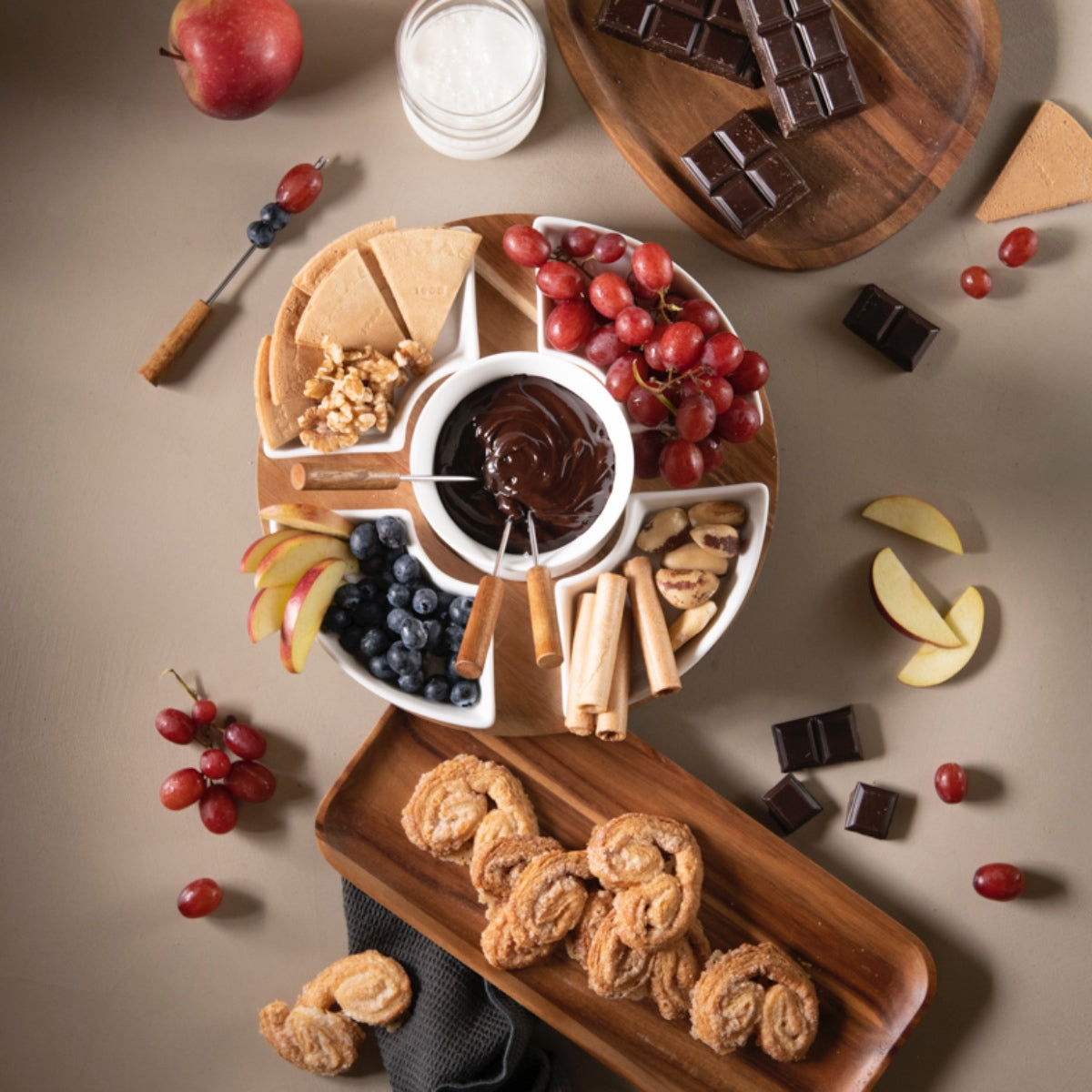 Fondue giratoria de porcelana y acacia de 4 piezas