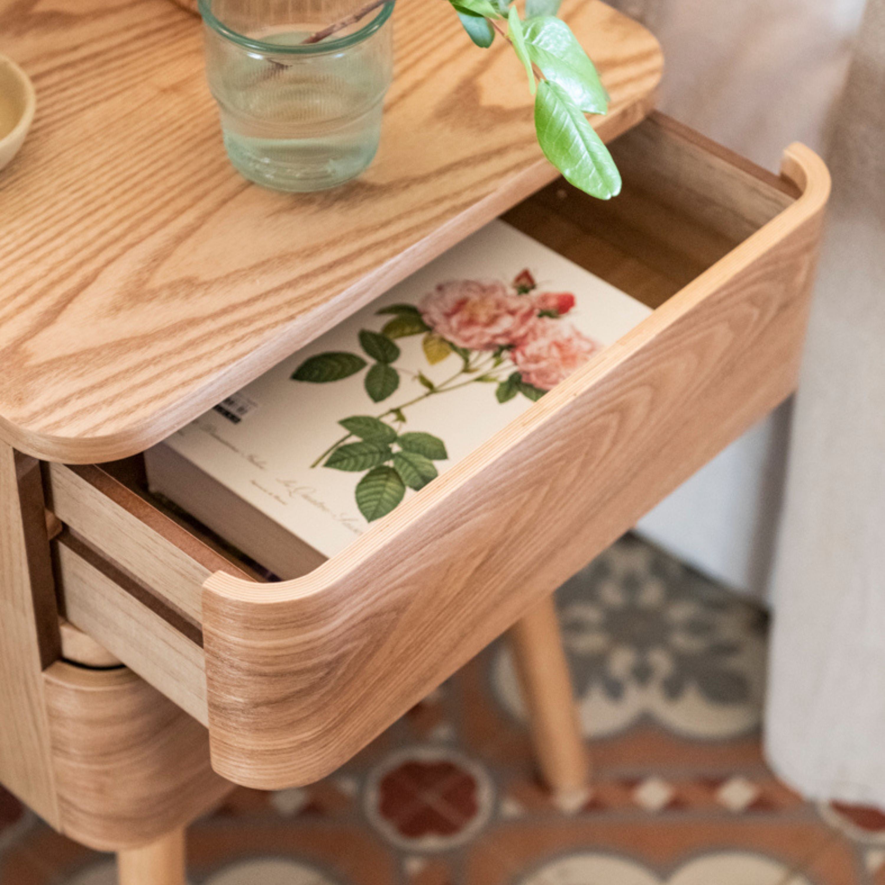 Mesita de noche nórdica beige de madera
