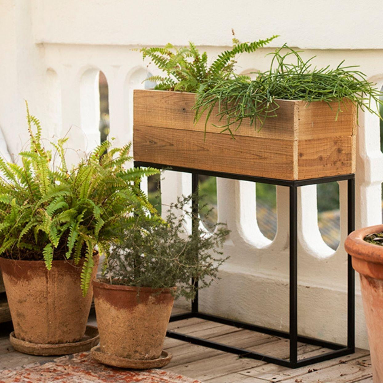 Jardinera de suelo de madera rústica
