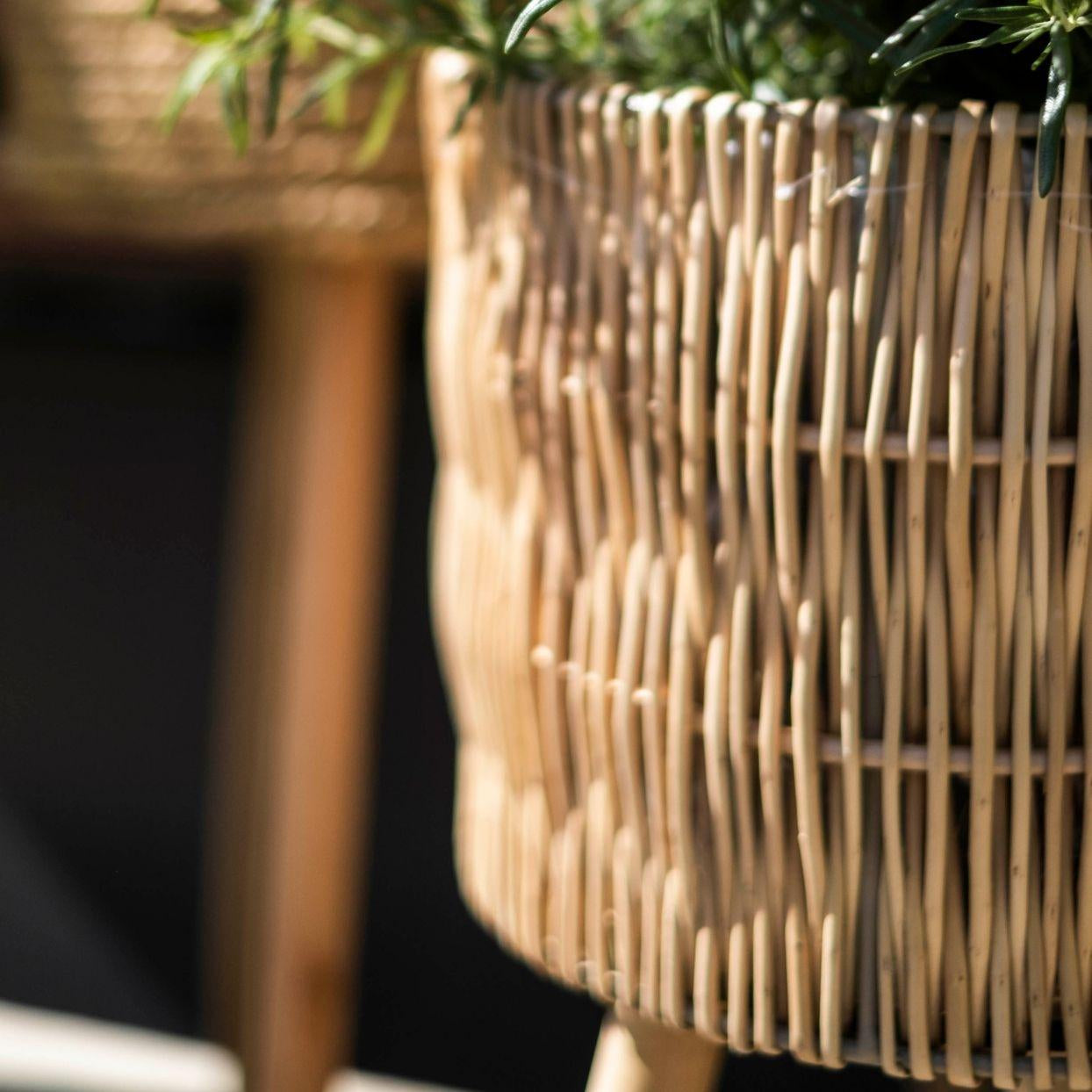 Set of 2 wicker floor-standing planters