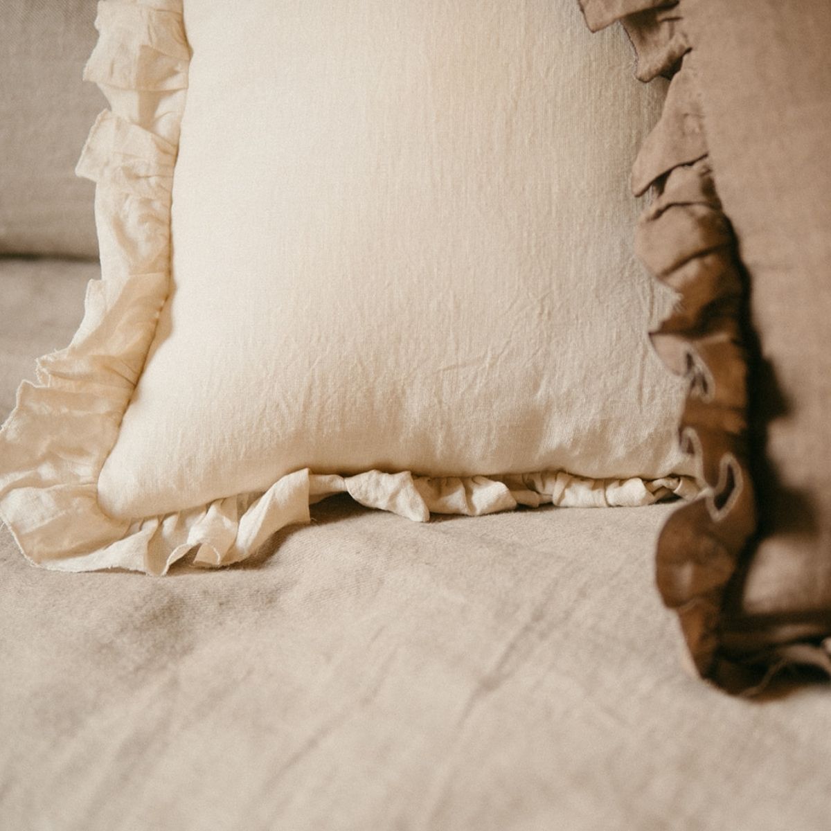 Cojín de volantes beige de algodón 45x45