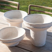 Jarrón decorativo blanco de cemento estilo moderno