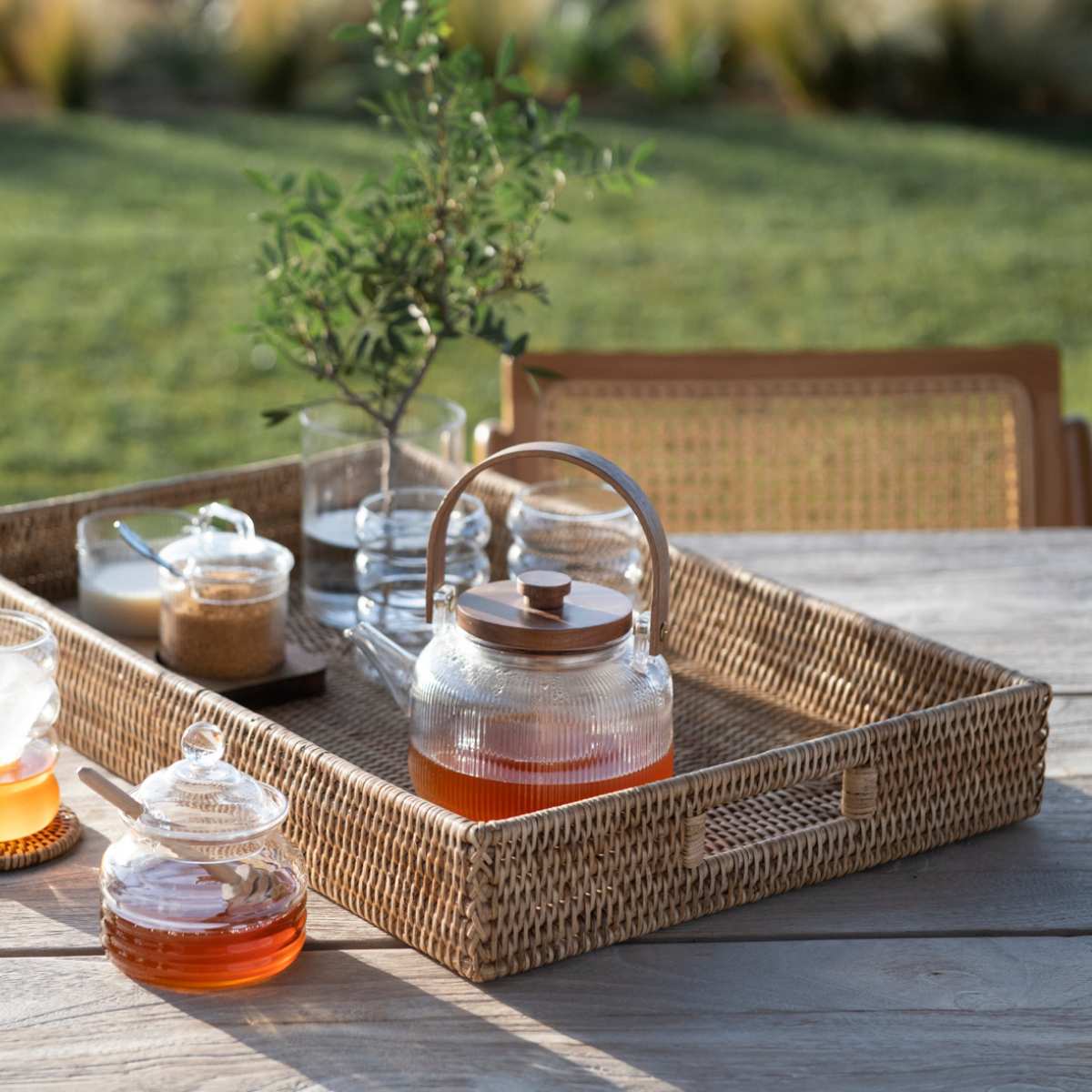 Bandeja de ratán con accesorios para el té