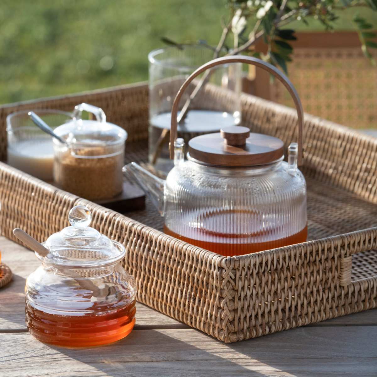 Bandeja de ratán con tetera y recipiente para miel
