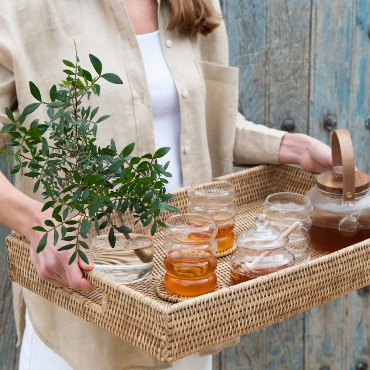 Ambiente con bandeja de ratán y accesorios de mesa