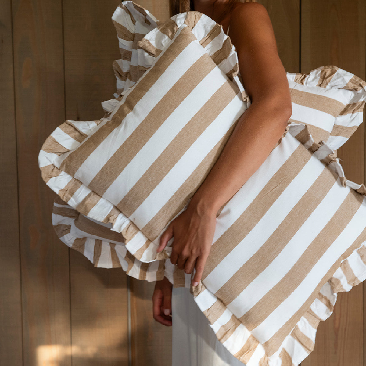 Cojín de algodón con rayas beige Triana