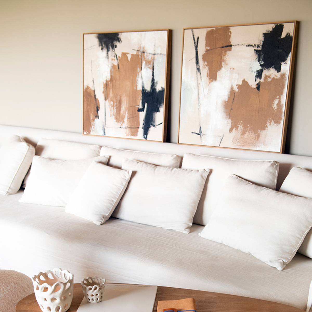 Composición de cuadros abstractos Cairo en salón de estilo contemporáneo