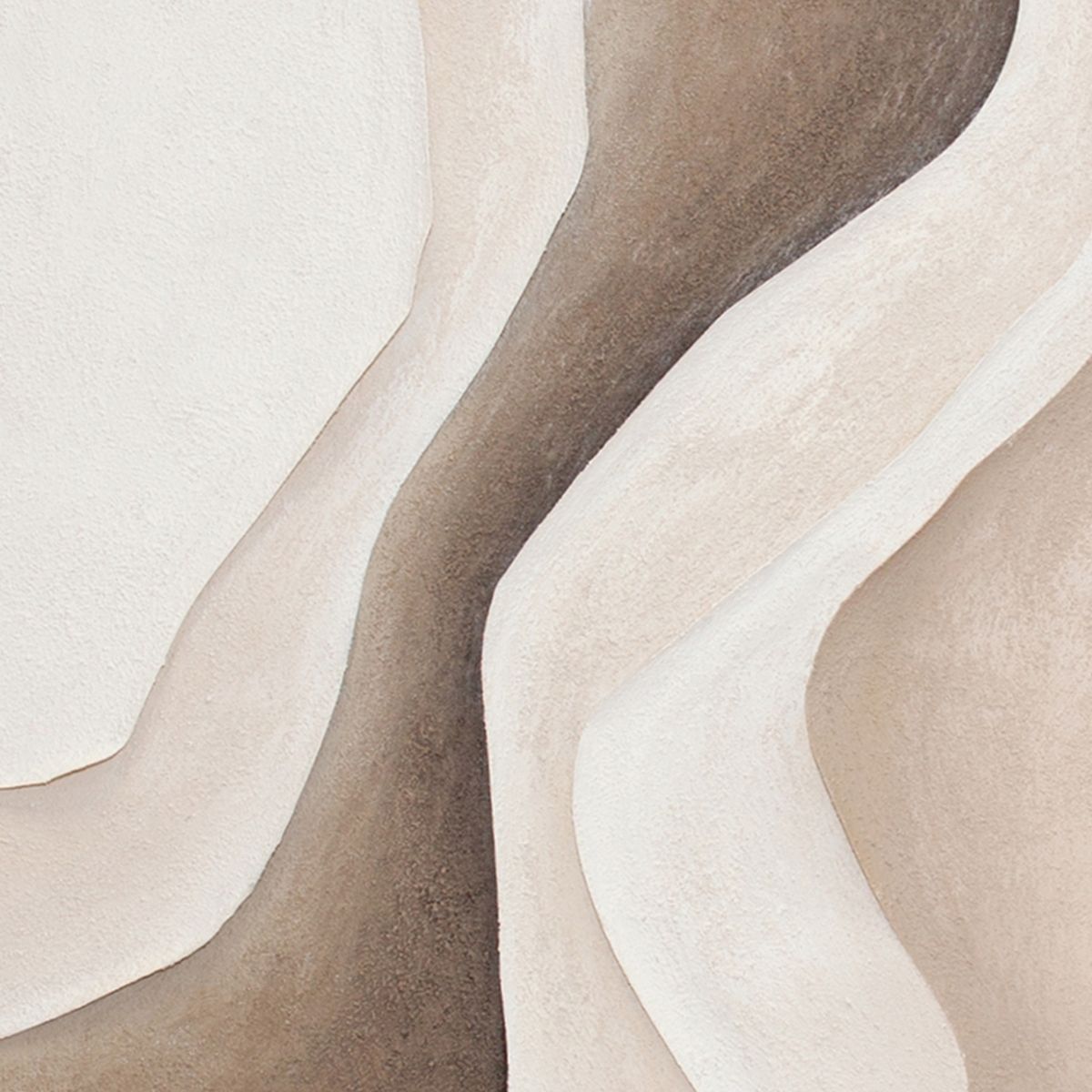 Detalle de cuadro abstracto texturizado con formas orgánicas en tonos beige, blanco y marrón