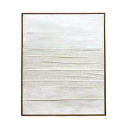 Cuadro abstracto texturizado en tonos blanco y beige con detalles textiles y marco de madera