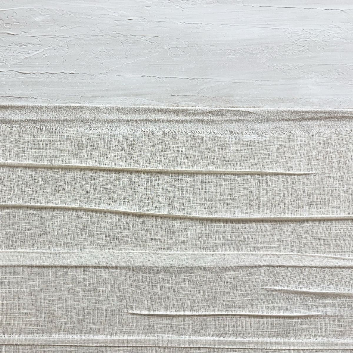 Detalle de cuadro abstracto con tejido beige superpuesto y textura en relieve blanca