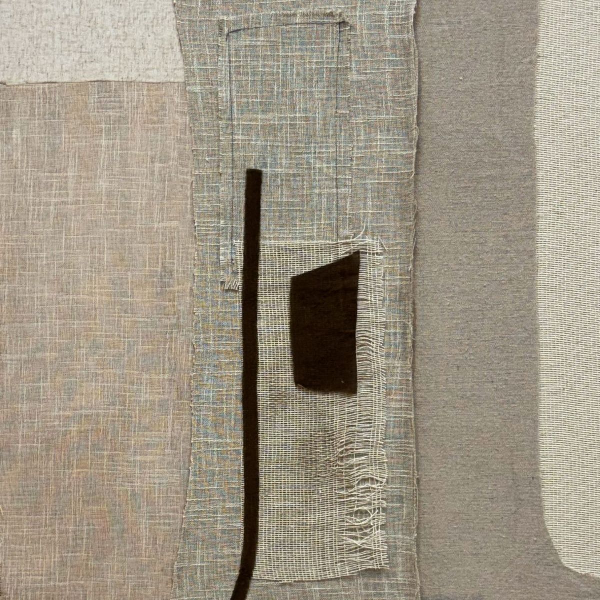 Detalle de cuadro abstracto textil con tejidos superpuestos en tonos neutros