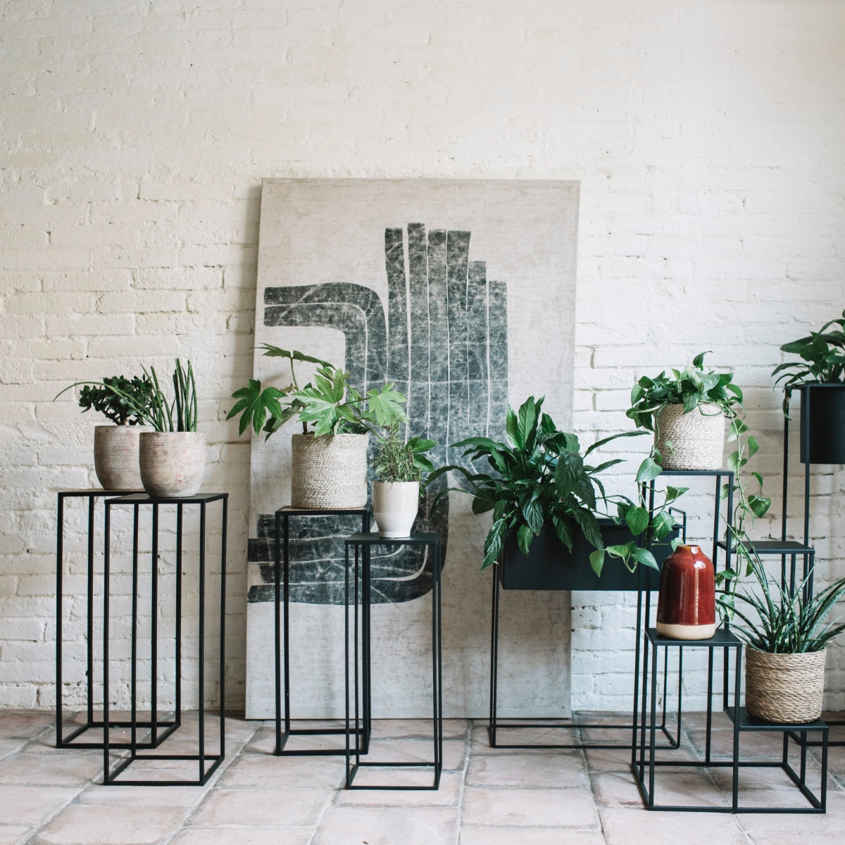 Soporte para plantas de metal negro