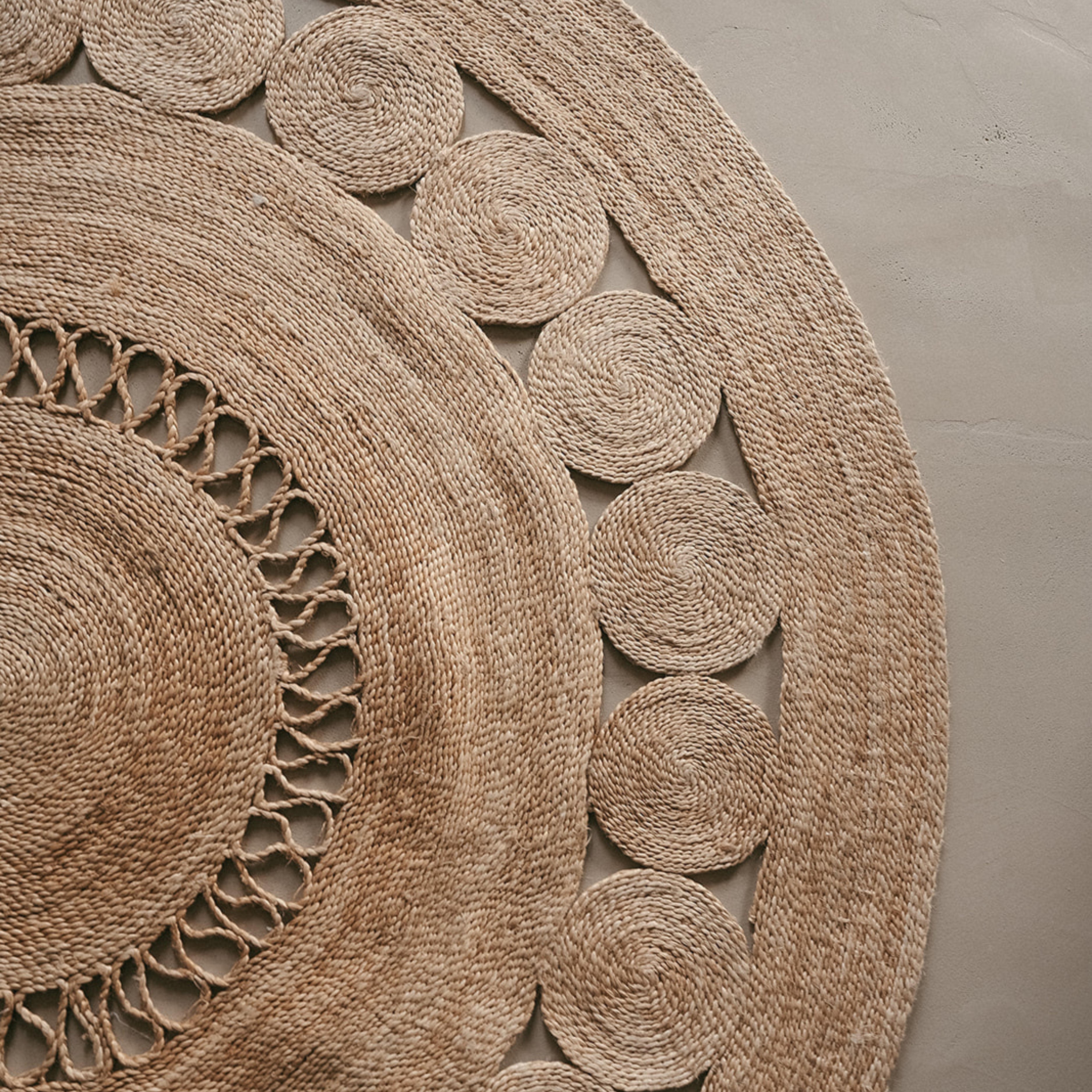Beige round rug made of natural fiber