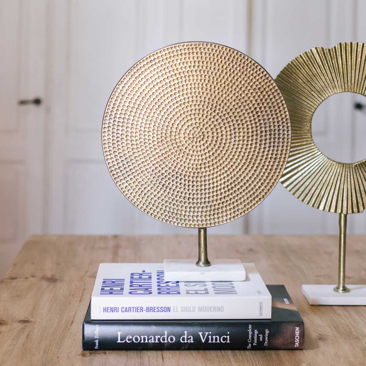 Figura decorativa de metal dorado