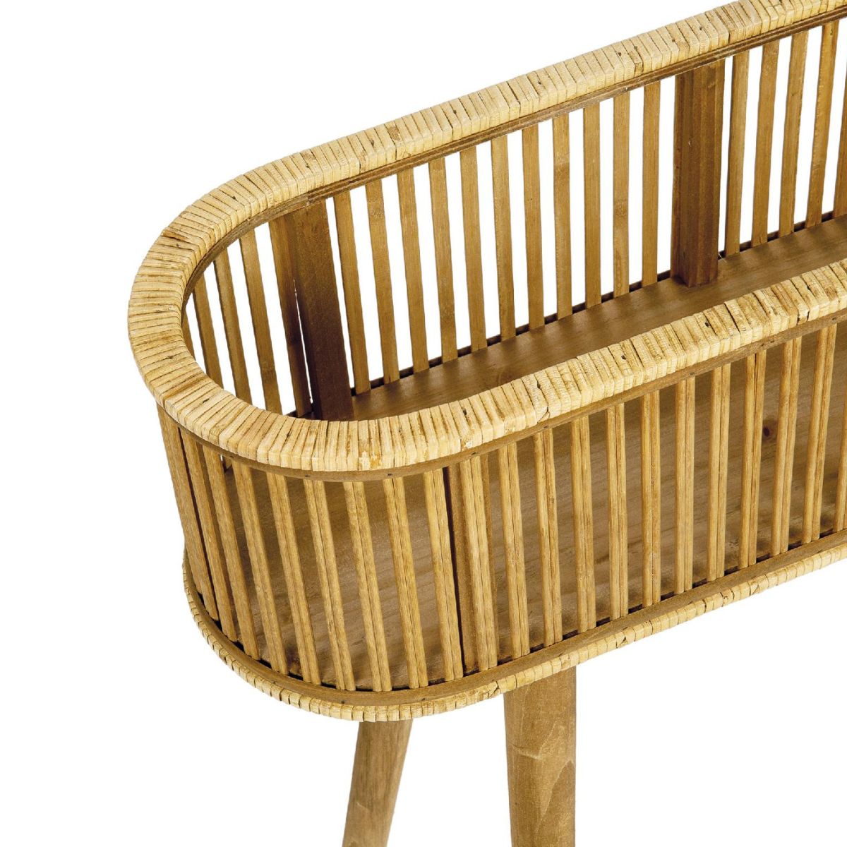 Detalle de macetero marrón con cuerdas de bambú y ratán 