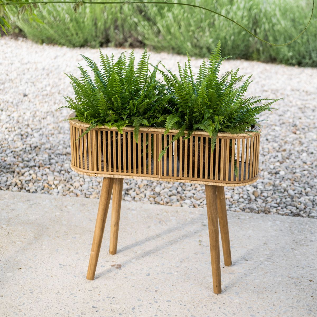 Jardinera de pie de bambú y ratán