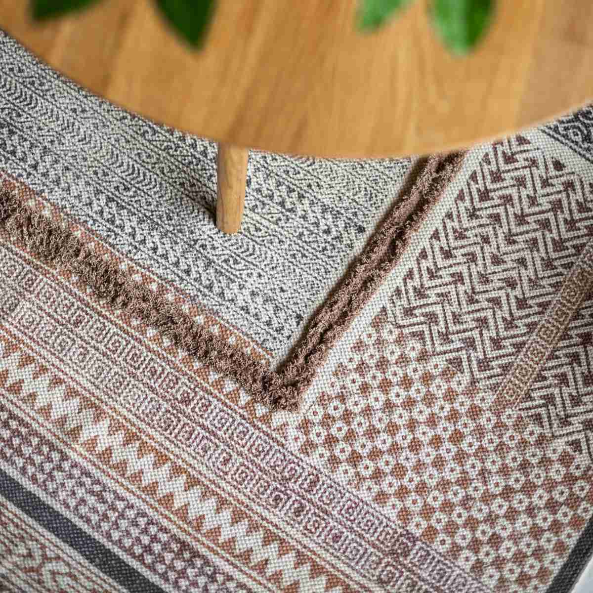 Detalle alfombra de algodón marrón