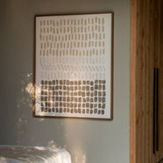 Cuadro abstracto Lusaka colocado en interior con decoración natural