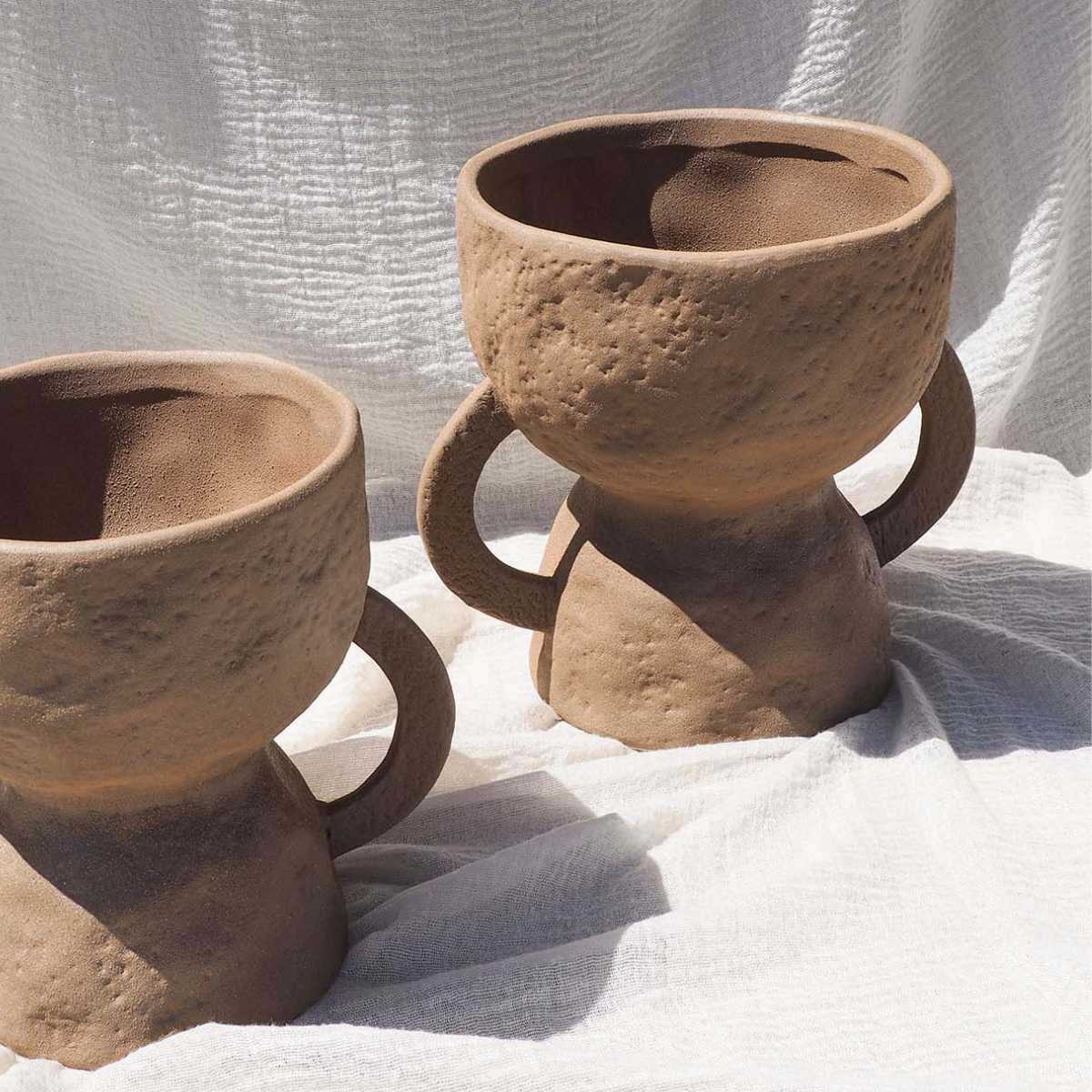 Detalle jarrón de cerámica marrón trofeo