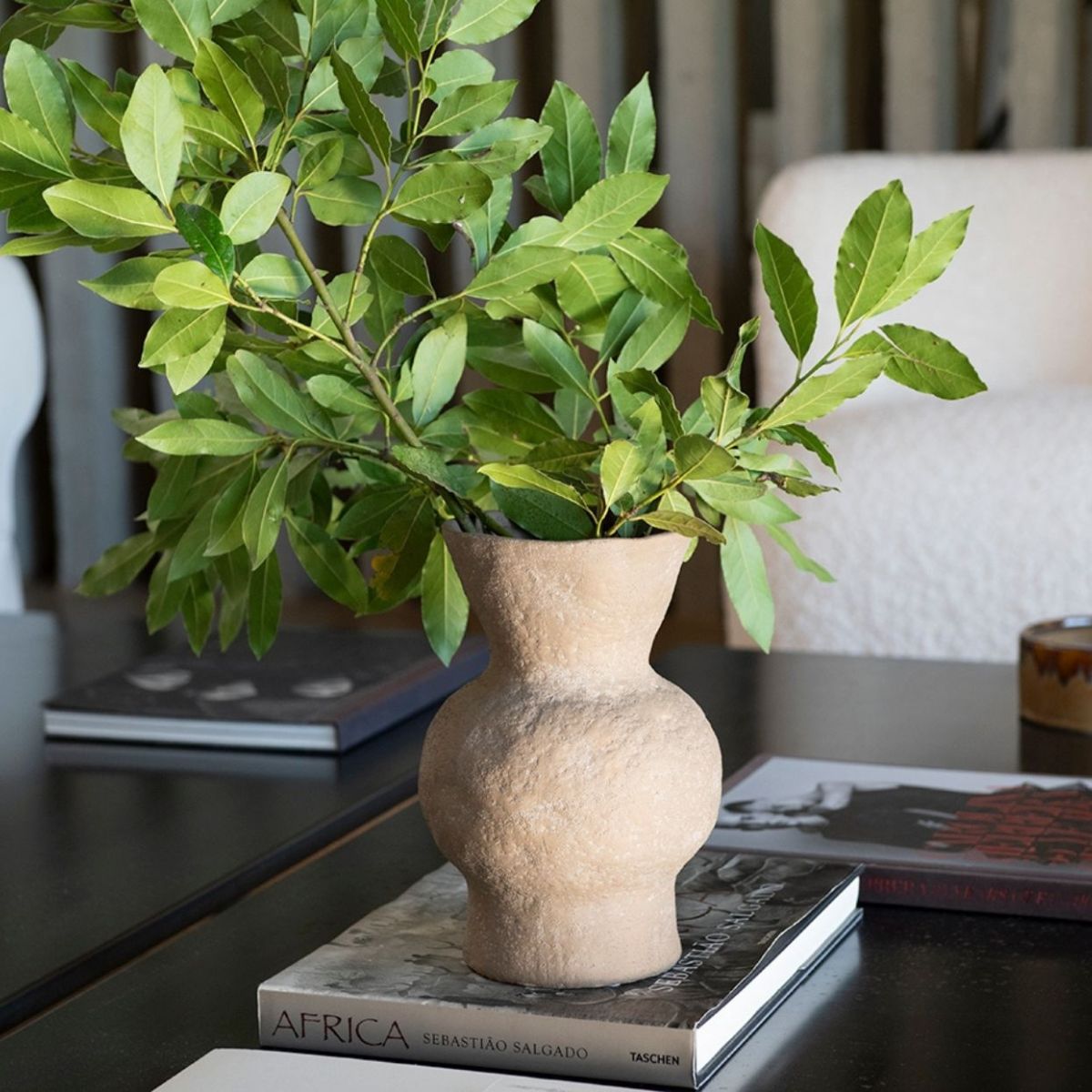 Jarrón de cerámica gres sobre libro