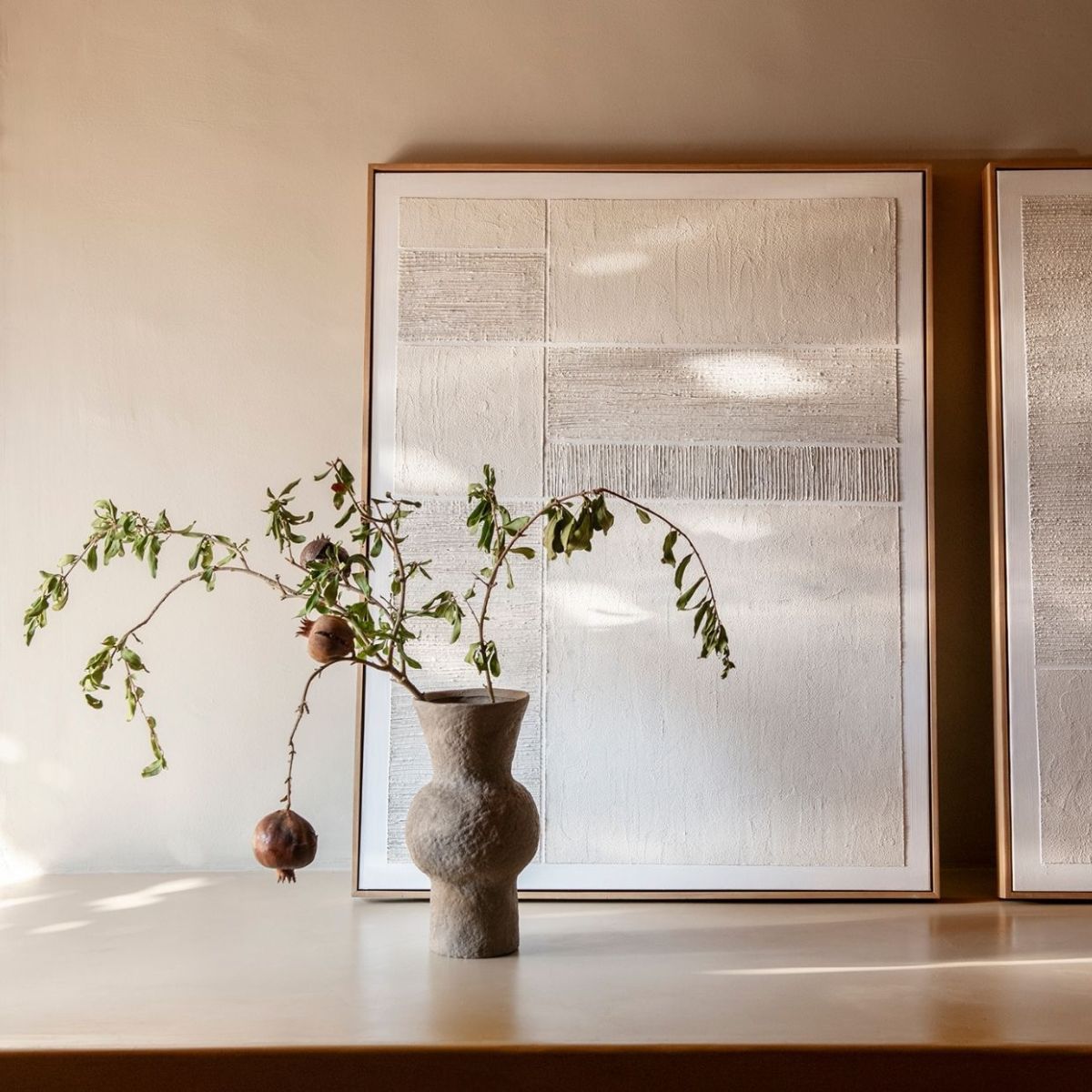 Cuadros y jarrón de cerámica gres