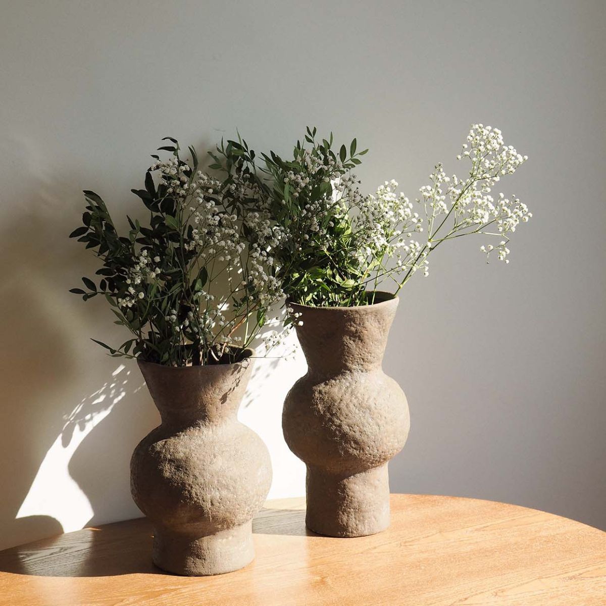 Jarrones marrones de cerámica gres con flor seca