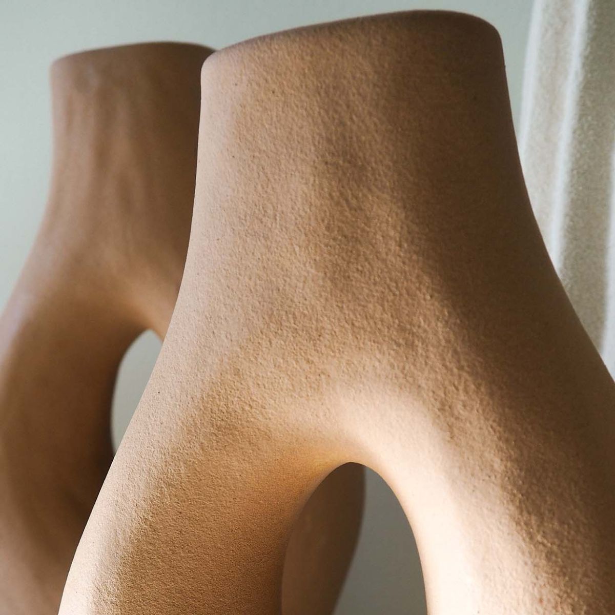 Detalle jarrón decorativo de terracota