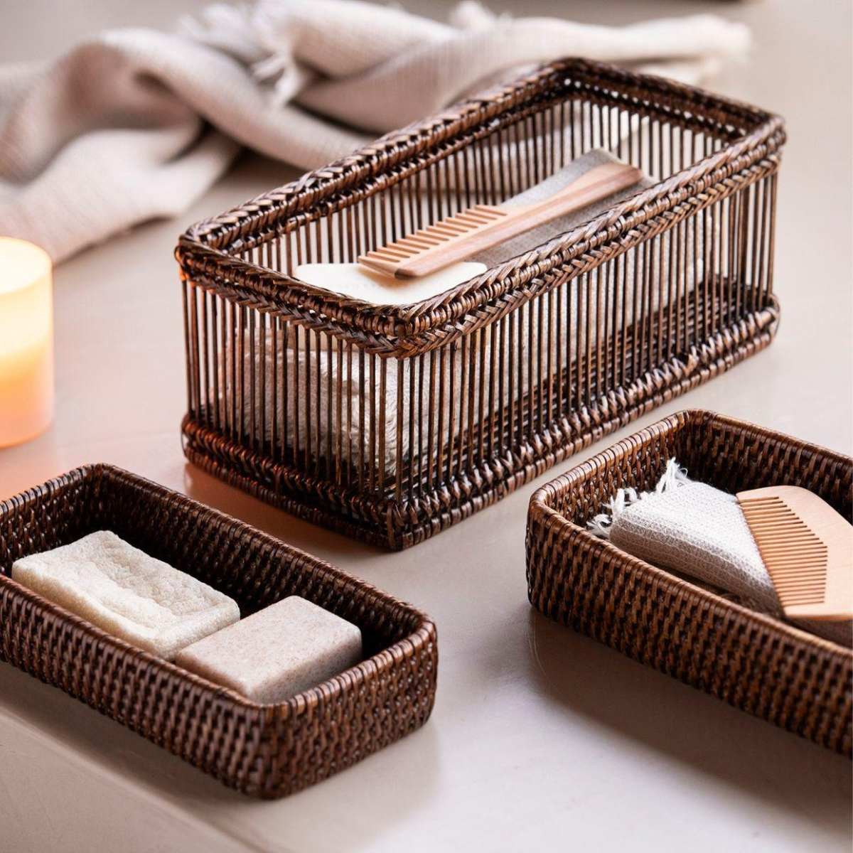 Cesta trenzada de ratán marrón