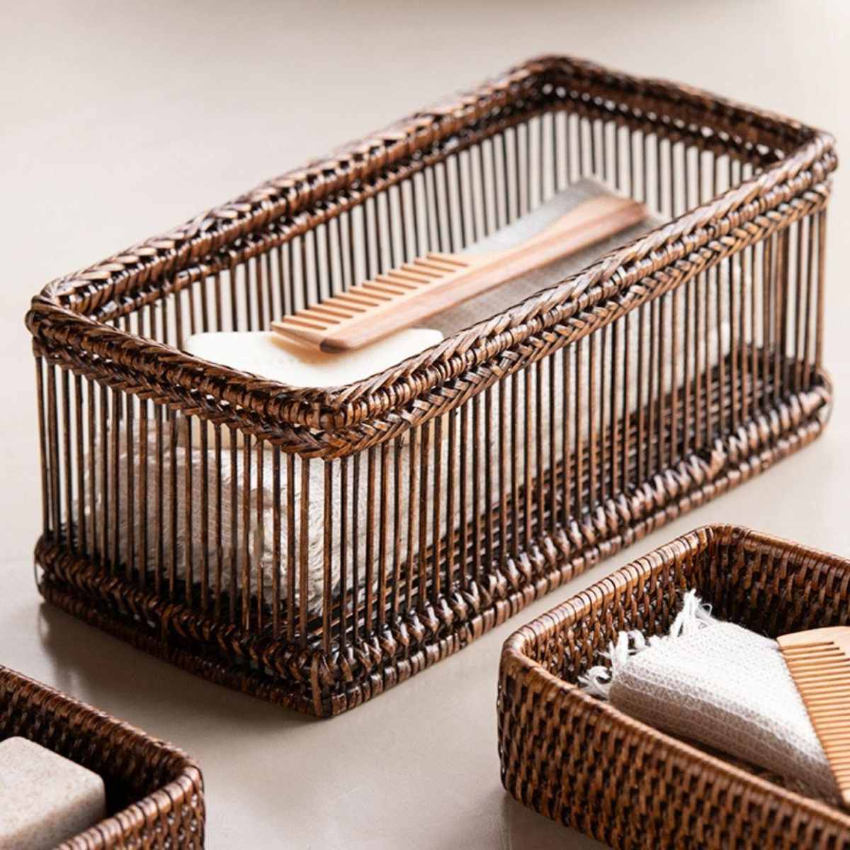 Cesta trenzada de ratán marrón