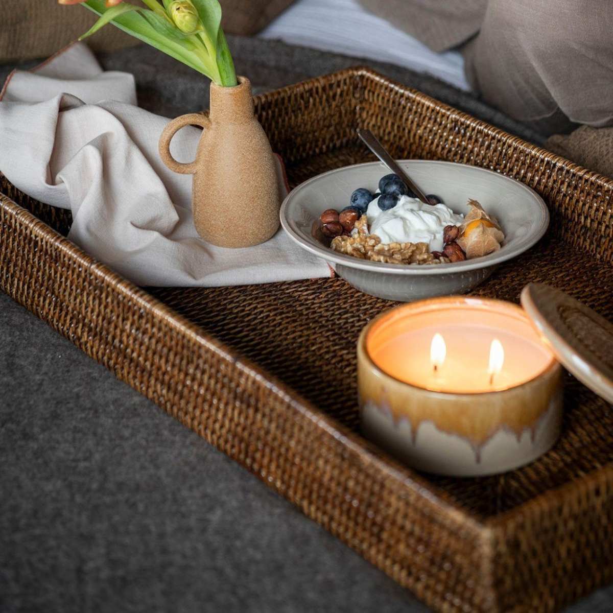 Bandeja de servir de ratán marrón