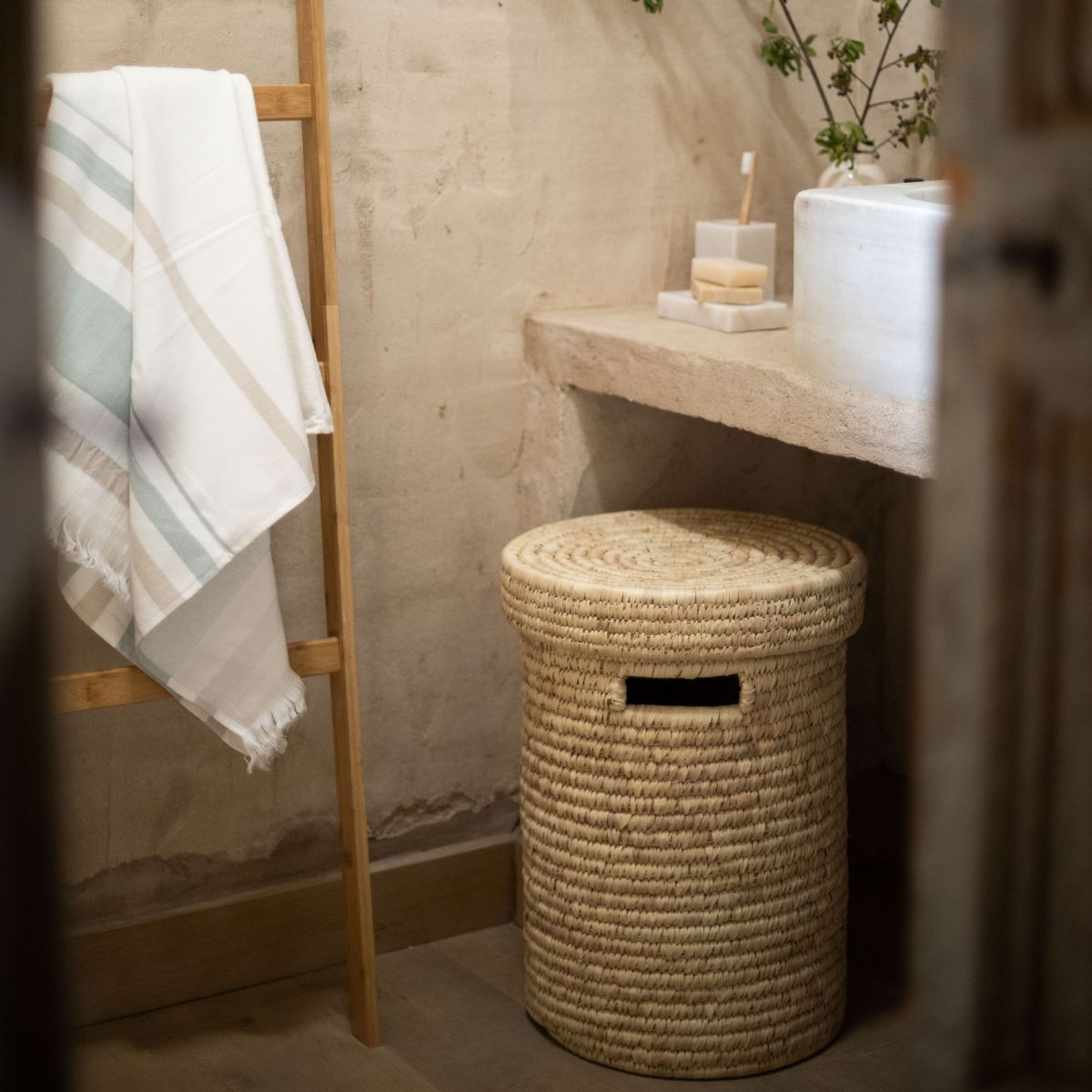 Escalera beige de bambú nórdica