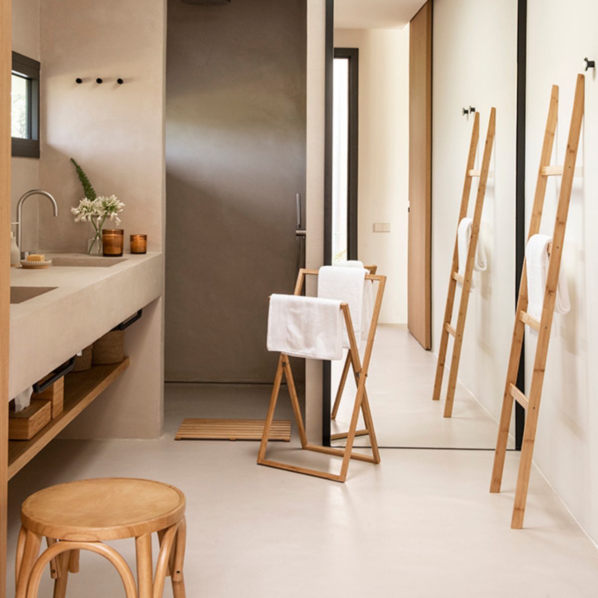 Escalera beige de bambú nórdica