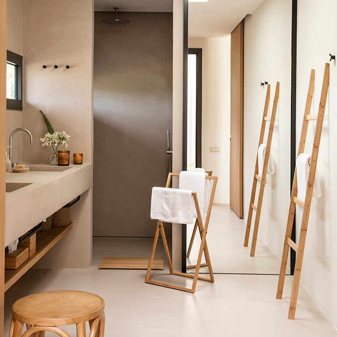 Escalera beige de bambú nórdica