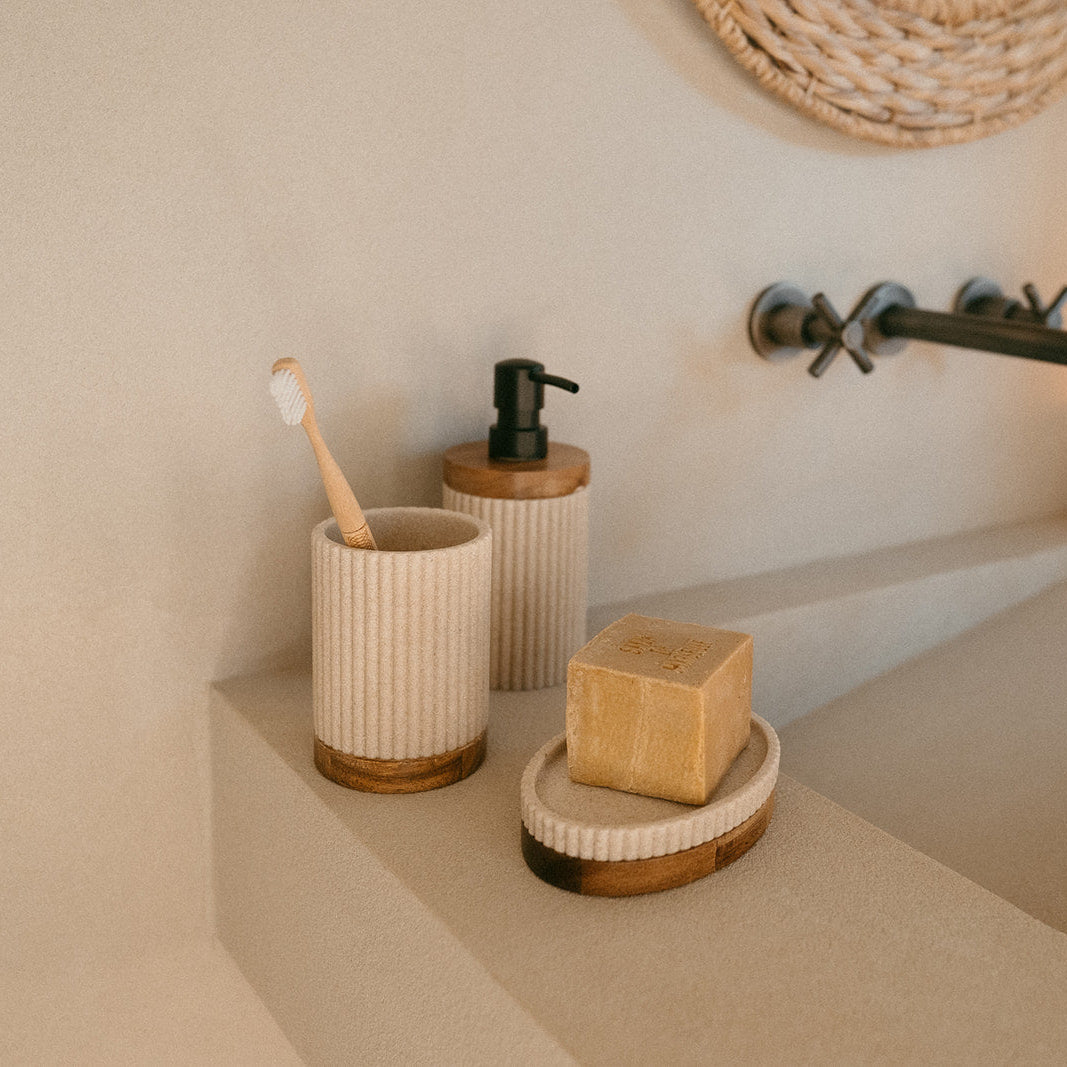 Dispensador de baño de madera y resina beige