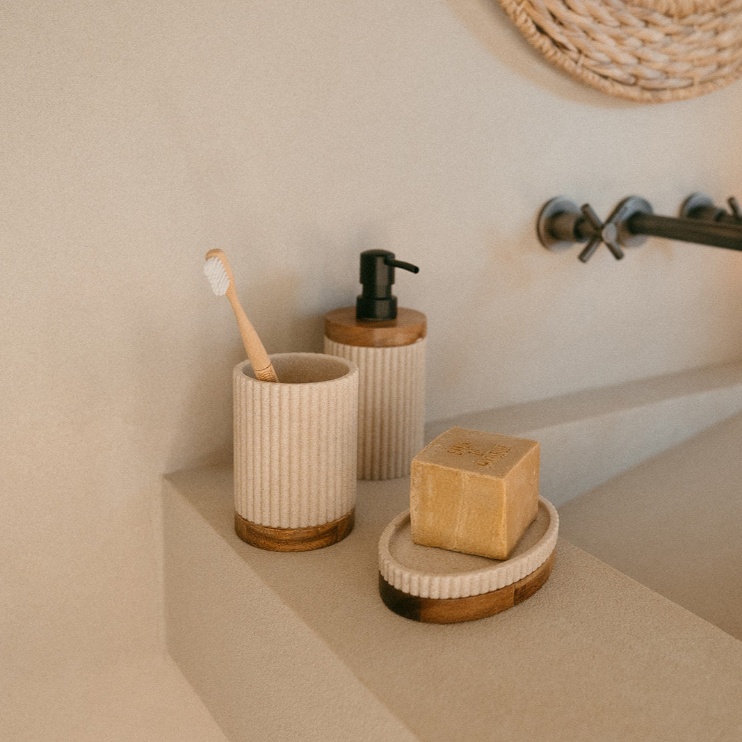 Jabonera de baño de madera y resina beige