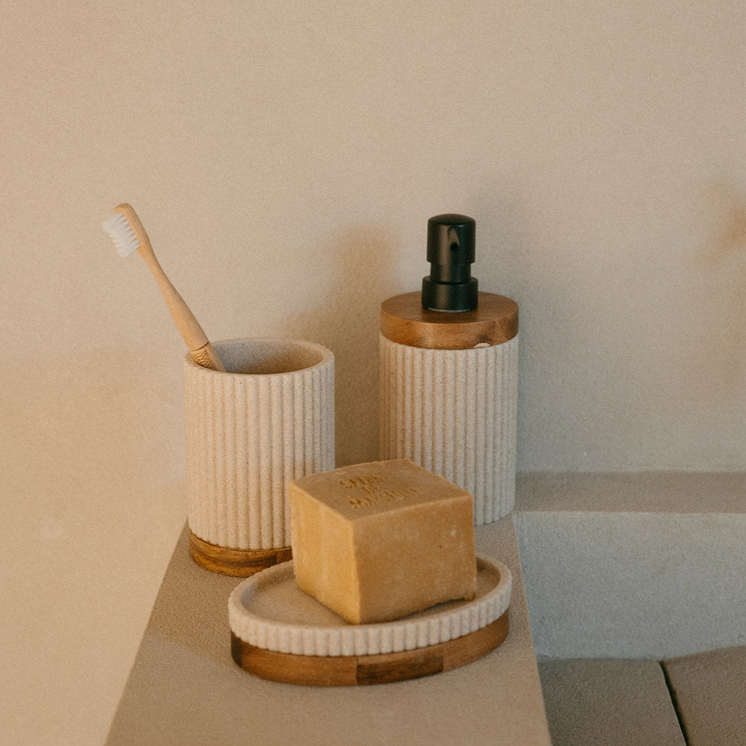 Jabonera de baño de madera y resina beige
