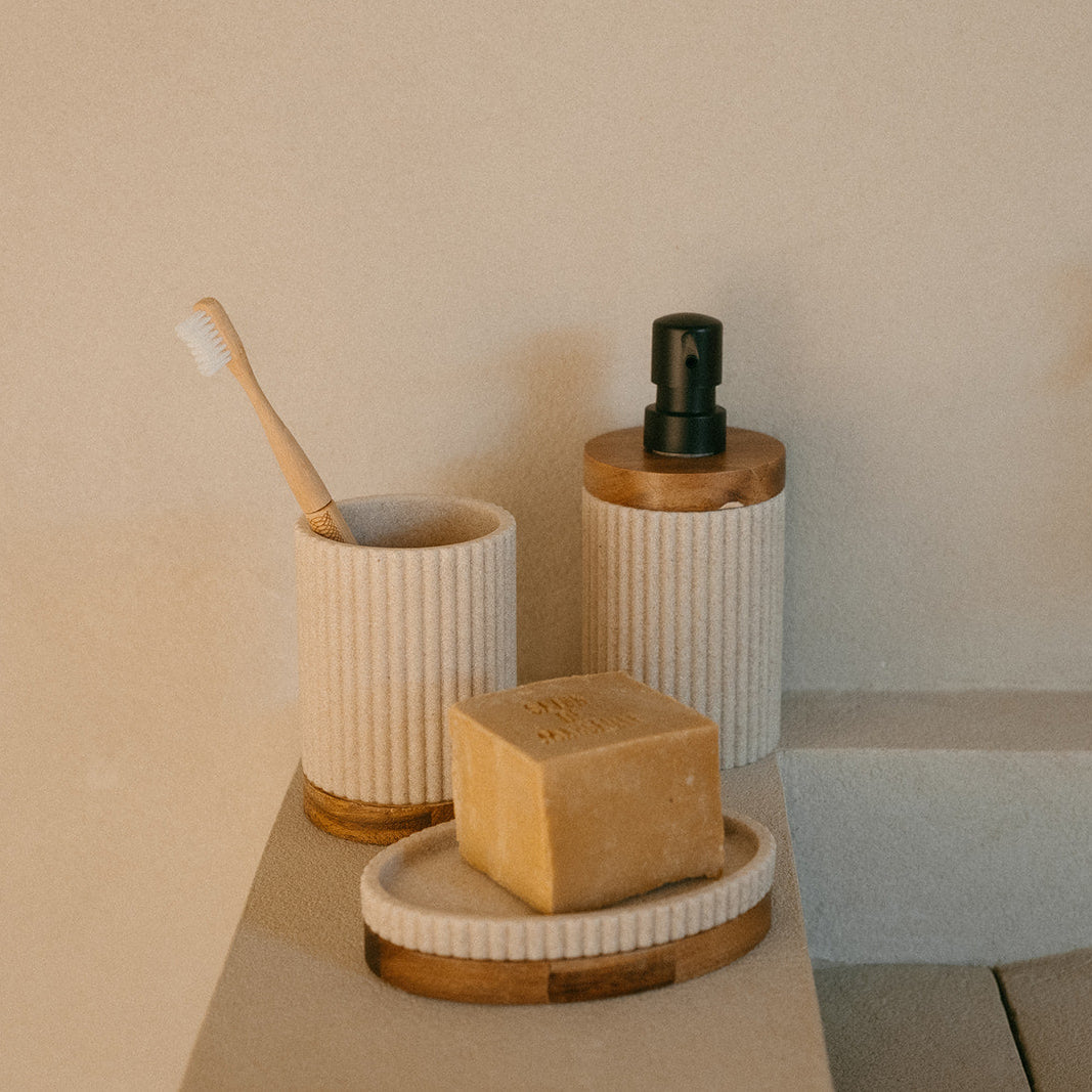 Dispensador de baño de madera y resina beige