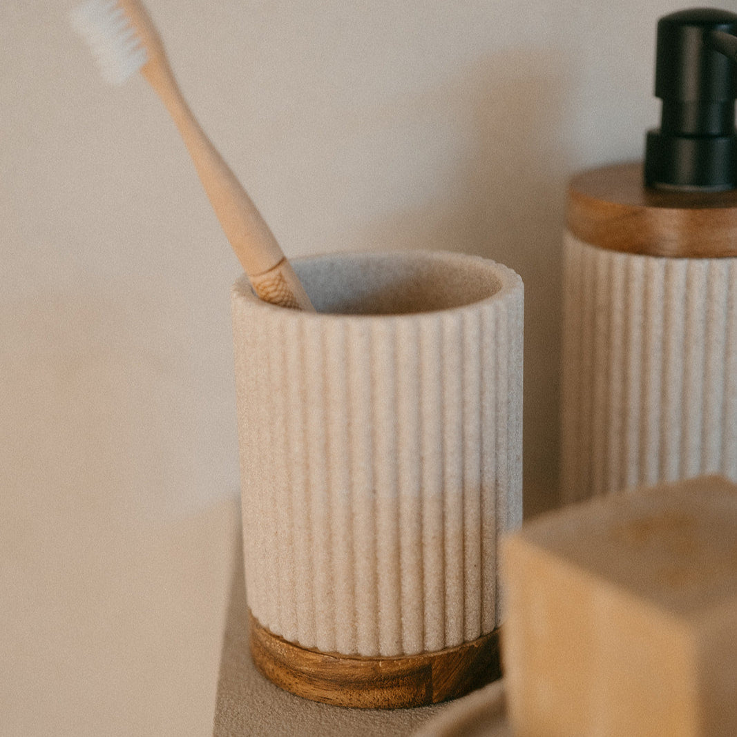 Portacepillos de baño de madera y resina beige